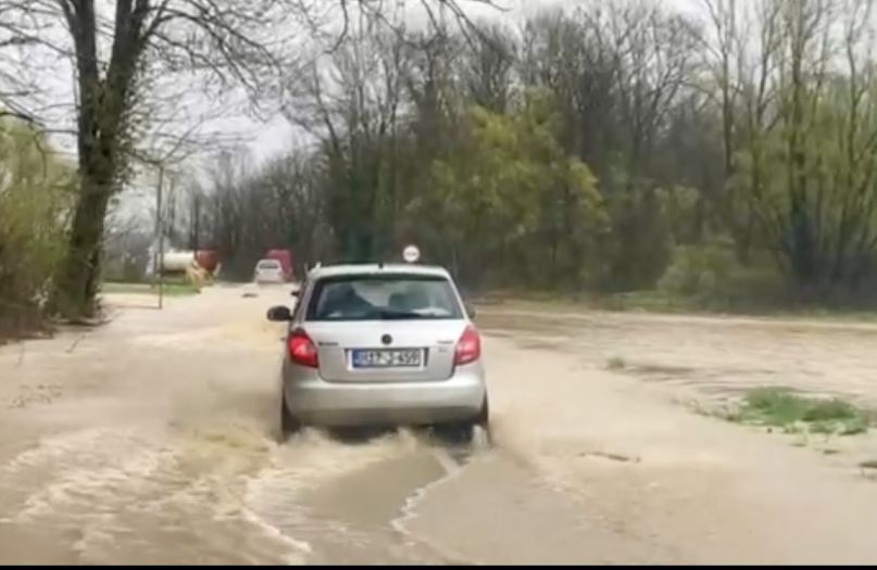 Video: Zbog poplave zatvoren glavni put Tuzla - Brčko!