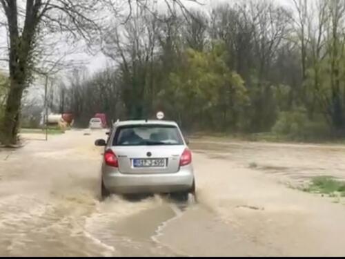 Video: Zbog poplave zatvoren glavni put Tuzla - Brčko!