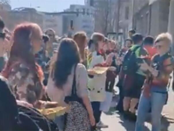 Video: Žene jajima gađale Skupštinu Novog Sada