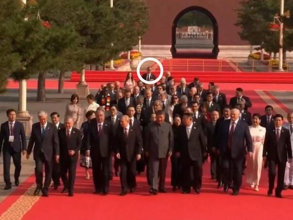 Vidite li Vučića na fotografiji: Predsjednik Srbije na začelju kolone lidera