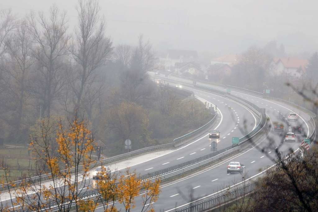 Vidljivost smanjena u kotlinama i uz riječne tokove, opasnost od odrona na brojnim dionicama