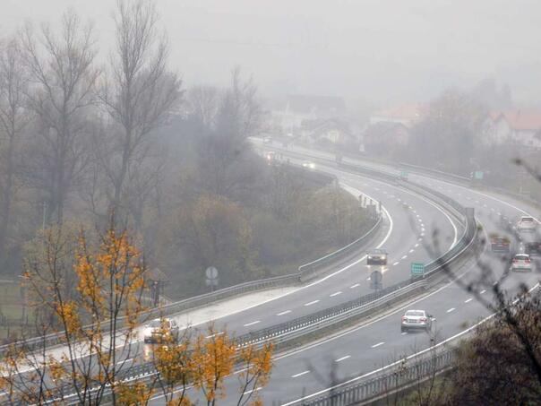 Vidljivost smanjena u kotlinama i uz riječne tokove, opasnost od odrona na brojnim dionicama