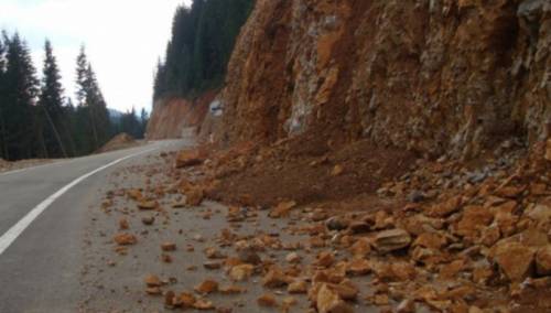 Vidljivost smanjena zbog magle, učestali sitniji odroni zemlje i kamenja
