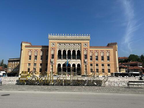 Foto: Vijećnica danas prkosi agresoru i vremenu, nakon granatiranja i buktinje dva miliona knjiga