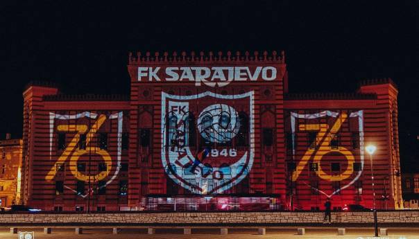 Vijećnica osvijetljena bojama FK Sarajevo povodom 76. rođendana
