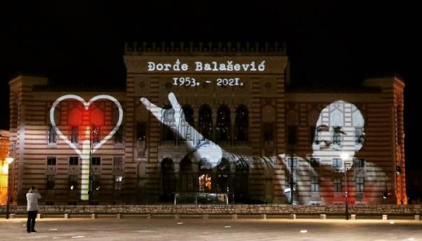 Vijećnica osvijetljena u čast Balaševića: Sarajevo će biti, sve drugo će proći