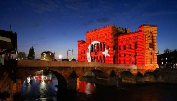 Vijećnica u bojama Turske: Zahvalnost i čestitka prijateljima