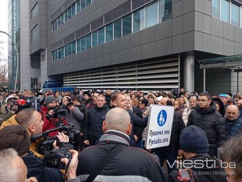 Vijesti.ba na licu mjesta: Banja Luka na nogama, blokirana Vlada RS