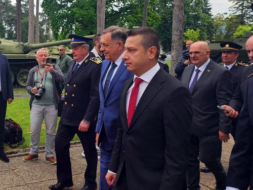 Vijesti.ba na licu mjesta: Dodik se vratio u BiH, ušetao u kasarnu Oružanih snaga