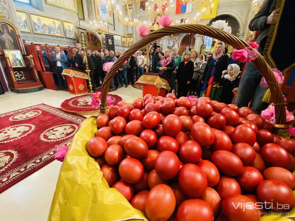 Vijesti.ba na vaskršnjoj liturgiji u Tuzli, okupili se brojni vjernici