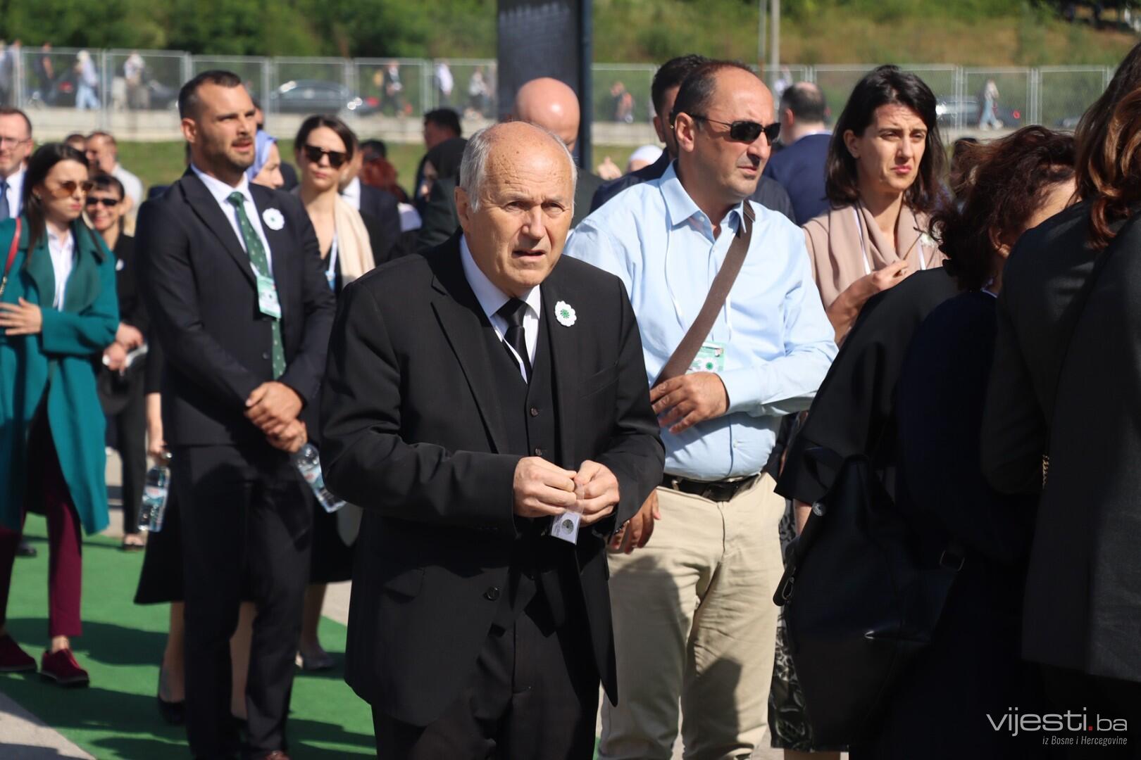 Vijesti.ba UŽIVO iz Srebrenice: Delegacije pristižu u Potočare
