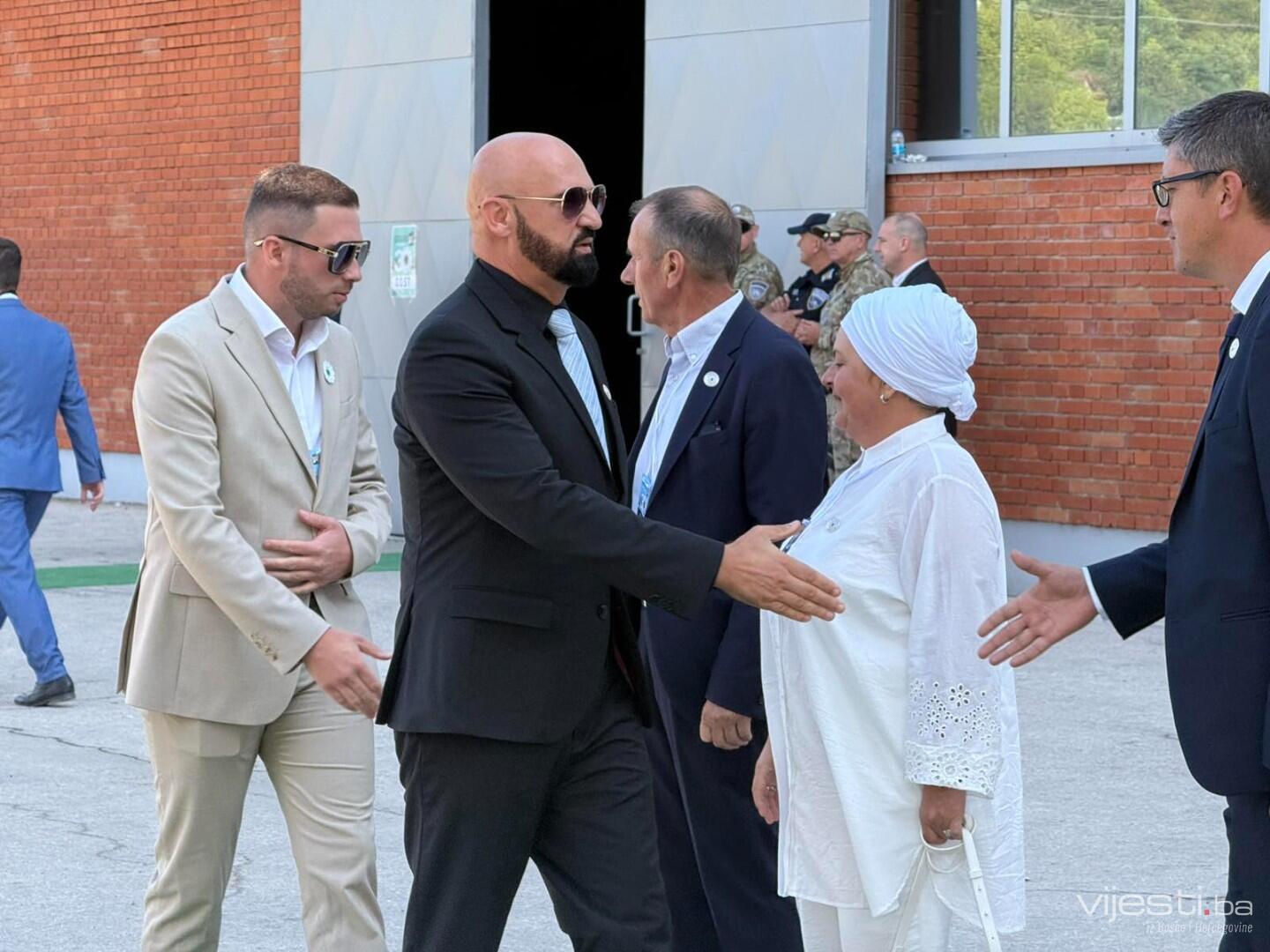 Vijesti.ba UŽIVO iz Srebrenice: Delegacije pristižu u Potočare
