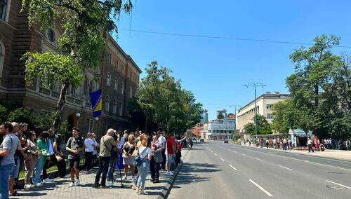 Video: Tabuti žrtava genocida ispred zgrade Predsjedništva BiH