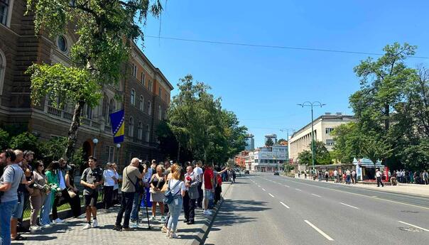 Video: Tabuti žrtava genocida ispred zgrade Predsjedništva BiH