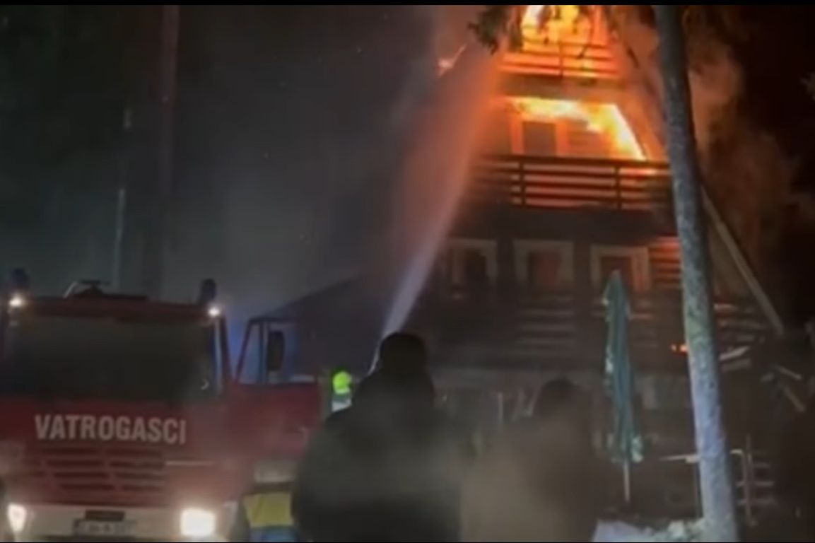 Vikendica gori na Vlašiću, šuma u blizini otežava intervenciju