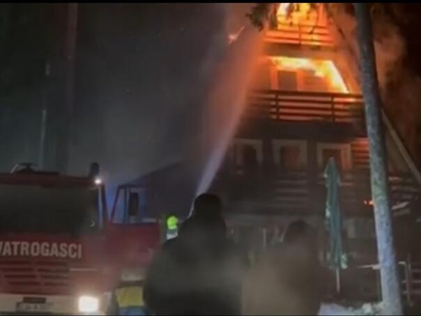 Vikendica gori na Vlašiću, šuma u blizini otežava intervenciju