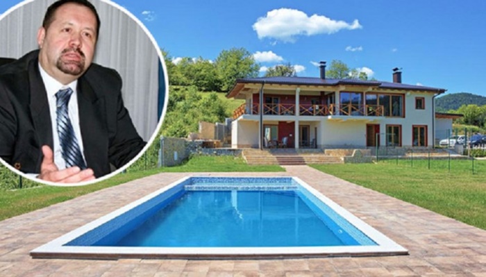 Vinko Jakić izvlači namještaj iz hotela 'Emiran' u svoju vikendicu
