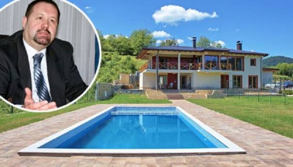 Vinko Jakić izvlači namještaj iz hotela 'Emiran' u svoju vikendicu