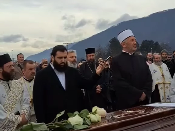Viralan govor efendije na grobu svećenika: Oprostio se čovjek od čovjeka