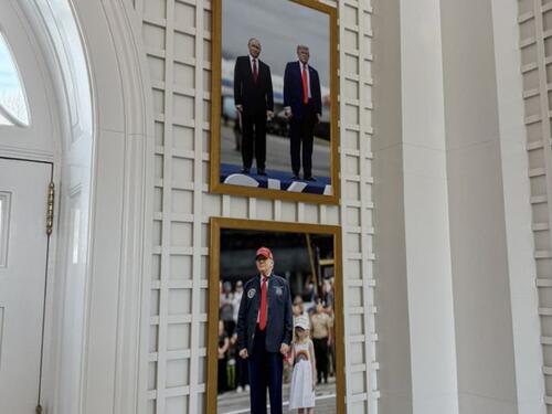 Viralna fotografija: Trump na zid Bijele kuće okačio fotografiju s Putinom