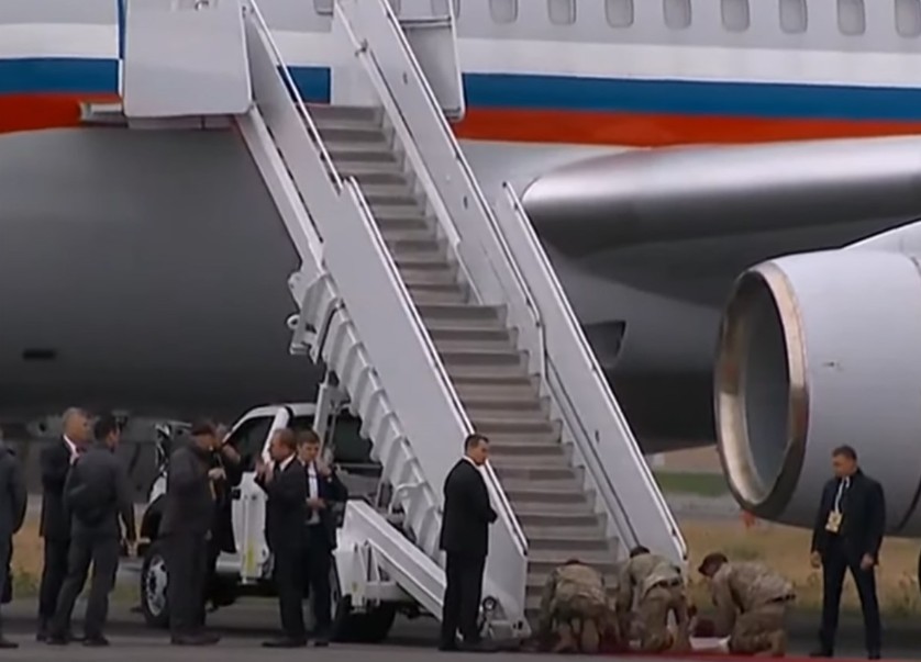 Viralna slika američkih vojnika izazvala bijes Kijeva: Kleče pred Putinom