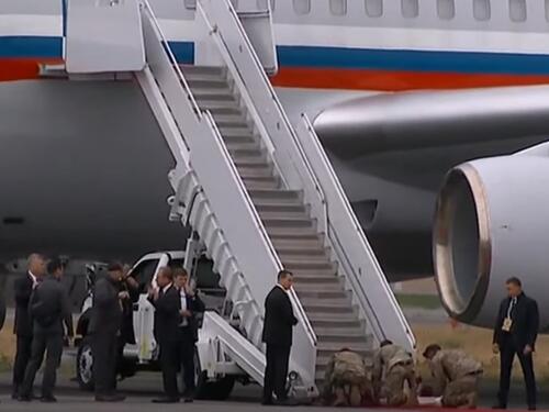 Viralna slika američkih vojnika izazvala bijes Kijeva: Kleče pred Putinom