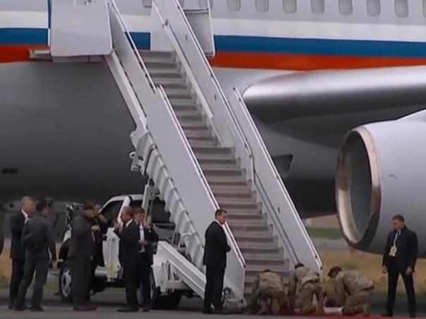 Viralna slika američkih vojnika izazvala bijes Kijeva: Kleče pred Putinom