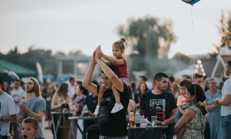 Više hiljada ljudi uživalo u hrani i muzici na Street Food Festu u Širokom