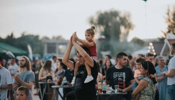 Više hiljada ljudi uživalo u hrani i muzici na Street Food Festu u Širokom