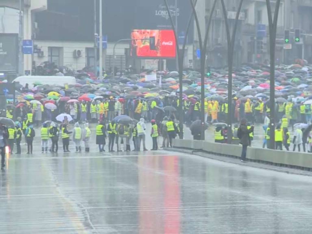 Više hiljada studenata i građana kod Brankovog mosta u Beogradu