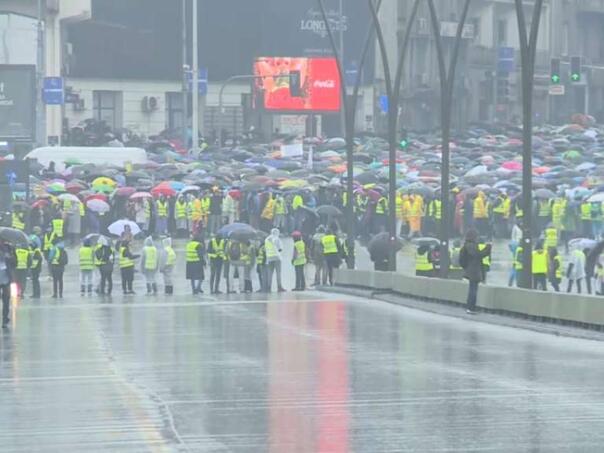 Više hiljada studenata i građana kod Brankovog mosta u Beogradu