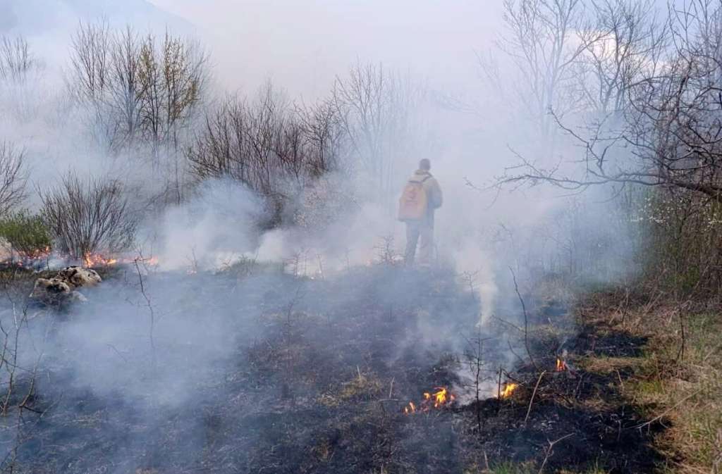 Više od 10 požara kod Sanskog Mosta, vatra bukti i u blizini mina