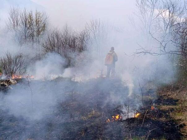 Više od 10 požara kod Sanskog Mosta, vatra bukti i u blizini mina