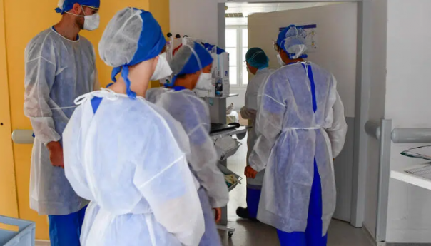 Više od 100.000 novozaraženih dnevno u Francuskoj