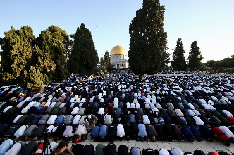 Više od 100.000 Palestinaca klanjalo bajram-namaz u Al-Aksi