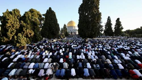 Više od 100.000 Palestinaca klanjalo bajram-namaz u Al-Aksi