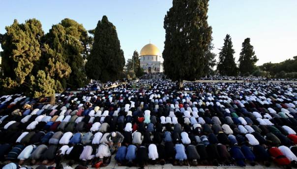 Više od 100.000 Palestinaca klanjalo bajram-namaz u Al-Aksi