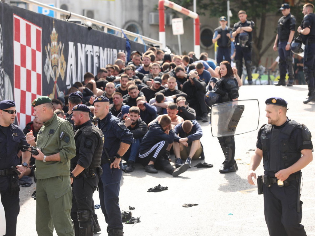Više od 100 privedenih u Splitu: Policija "postrojila" huligane