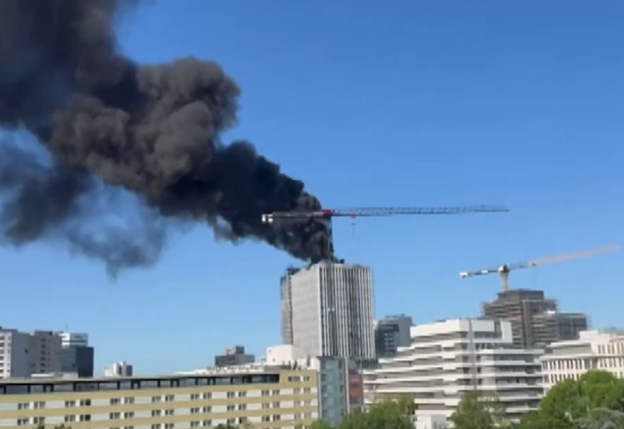 Više od 100 vatrogasaca gasi požar na gradilištu nebodera u Berlinu