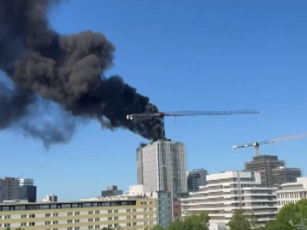 Više od 100 vatrogasaca gasi požar na gradilištu nebodera u Berlinu