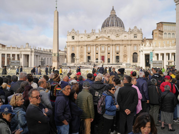 Više od 130.000 ljudi odalo poštu papi Franji u Bazilici Svetog Petra