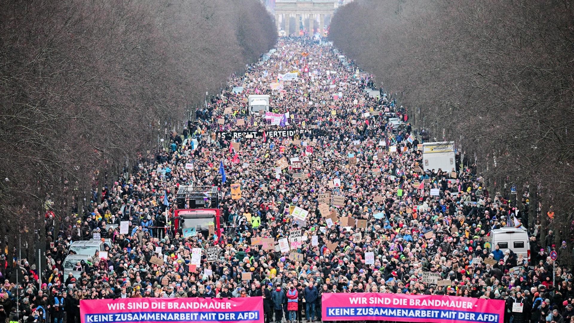 Više od 160.000 ljudi protestovalo u Berlinu protiv saradnje sa krajnjom desnicom