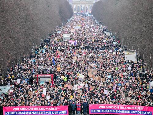 Više od 160.000 ljudi protestovalo u Berlinu protiv saradnje sa krajnjom desnicom