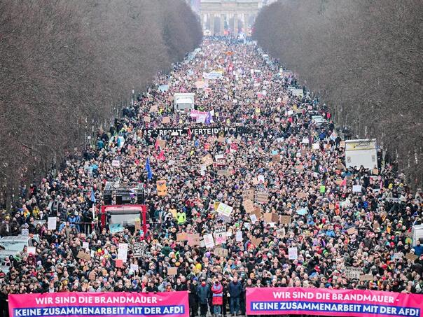 Više od 160.000 ljudi protestovalo u Berlinu protiv saradnje sa krajnjom desnicom