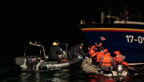 Više od 20 migranata udavilo se u kanalu Lamanche nakon potonuća brodice