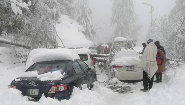 Više od 20 osoba preminulo nakon što ih je snijeg 'zarobio' u vozilima