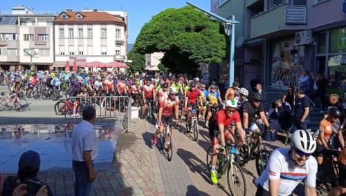 Više od 300 biciklista jutros iz Bihaća krenulo prema Srebrenici