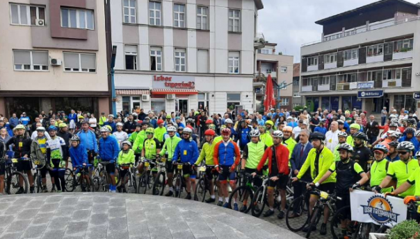 Više od 300 biciklista krenulo iz Bihaća prema Srebrenici