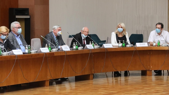 Više od 300 doktora iz Srbije traži smjenu Kriznog štaba