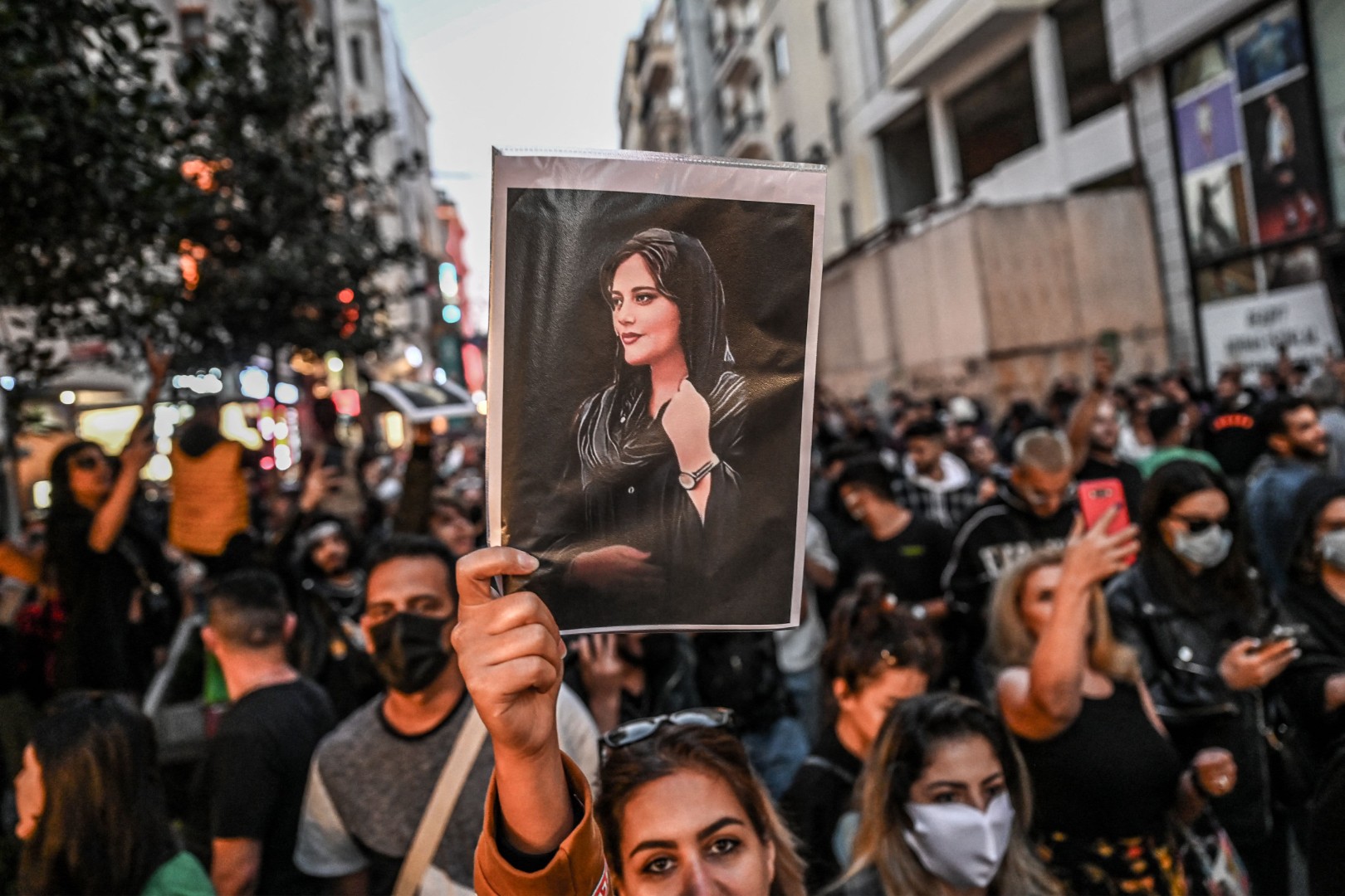 Više od 300 ljudi izgubilo život od početka protesta u Iranu